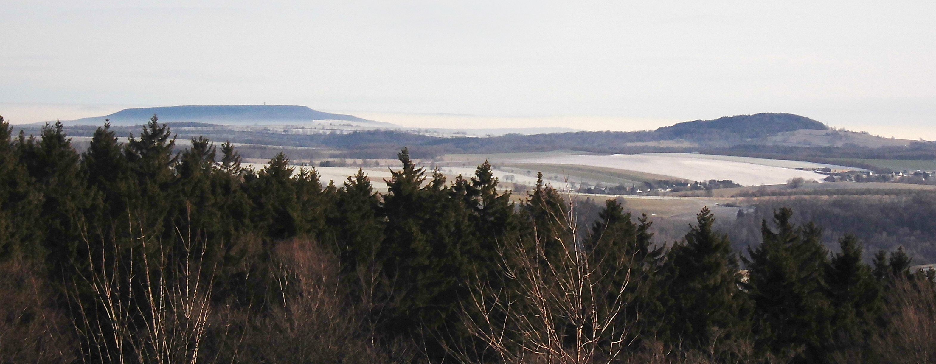 Panoramaweg - Blick zum Schneeberg und Sattelberg